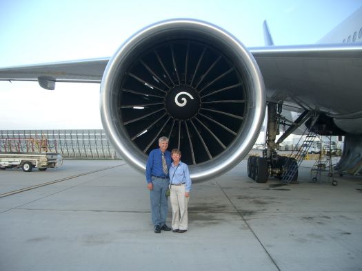 Bob_Linda_infront_of_Boeing_777_Engine_1.JPG