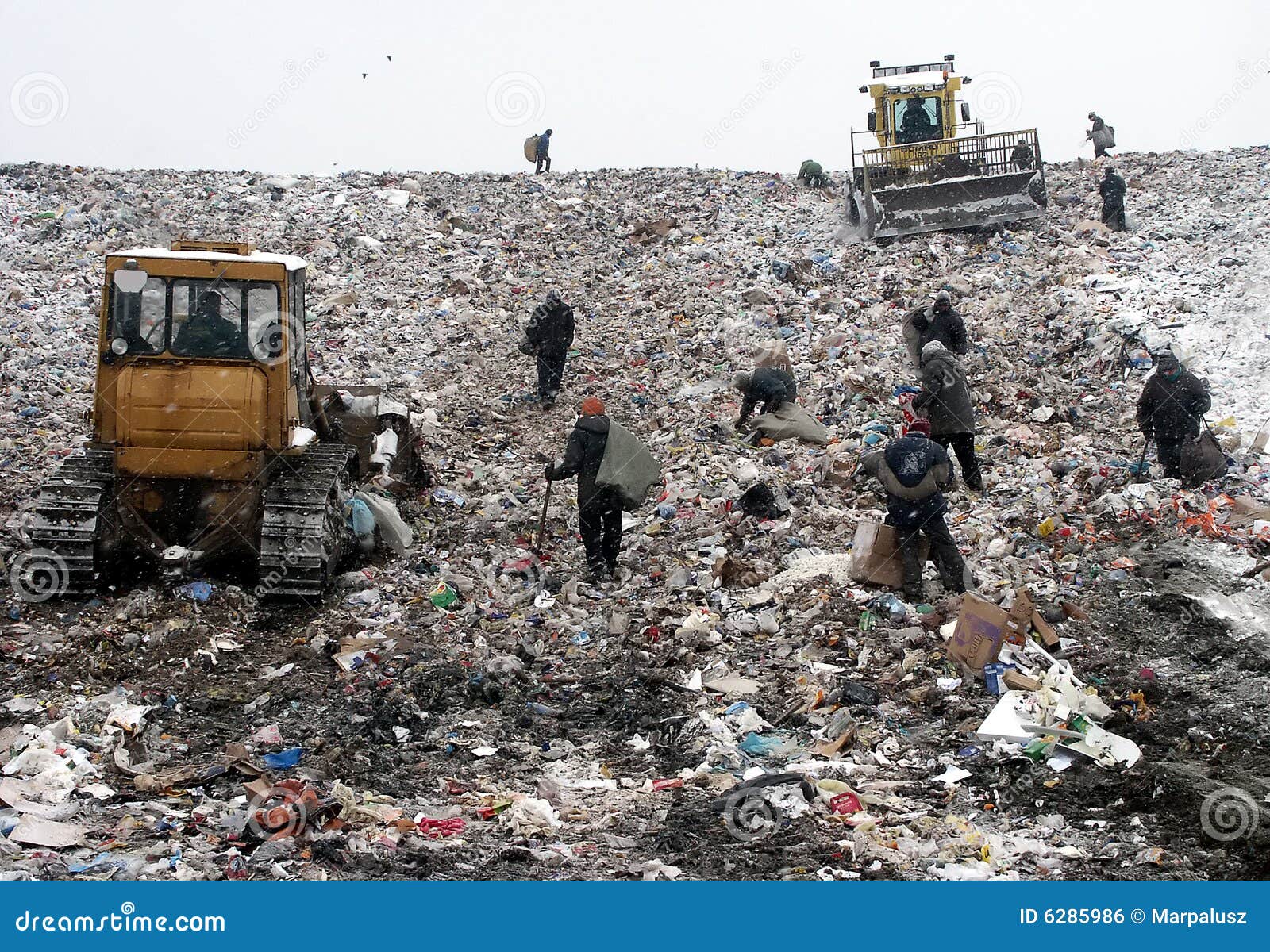 people-garbage-dump-6285986.jpg