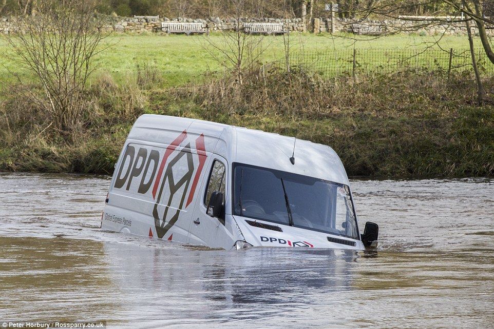 31EA970400000578-3478881-In_North_Yorkshire_one_van_driver_underestimated_fast_flowing_wa-a-14_1457266687501.jpg