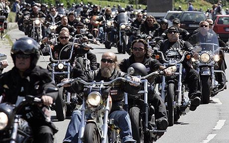 Hells-Angels-Block-Westboro-Church-from-Protesting-Newtown-Funerals.jpg