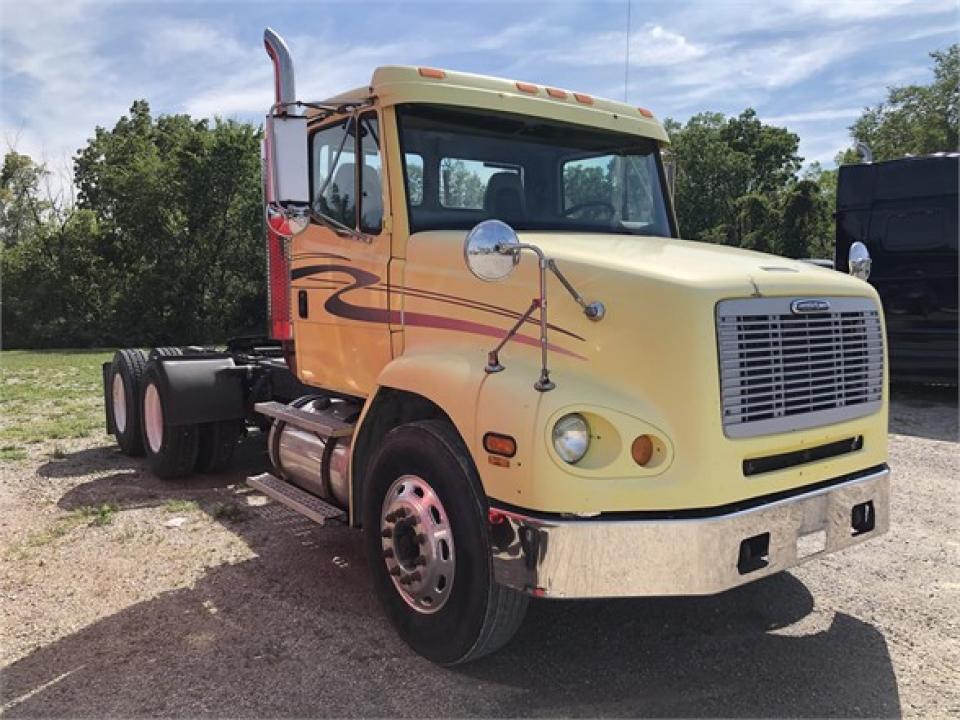 Used 2000 FREIGHTLINER FL112 For Sale in Defiance, OH 43512