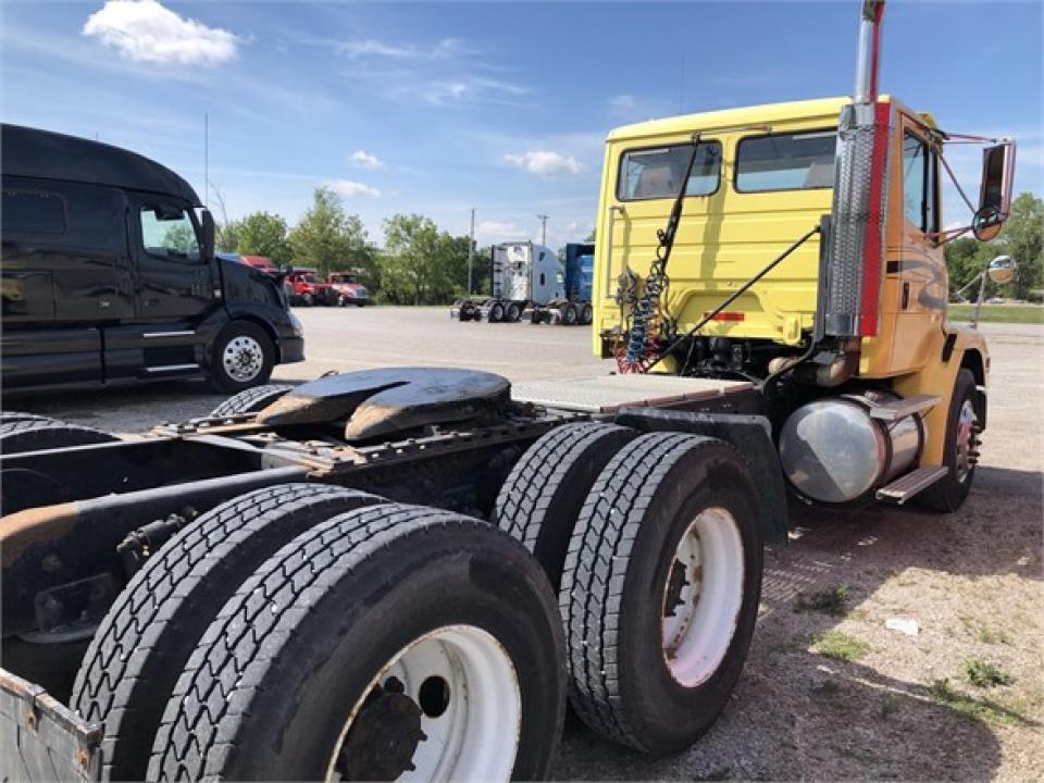 Used 2000 FREIGHTLINER FL112 For Sale in Defiance, OH 43512